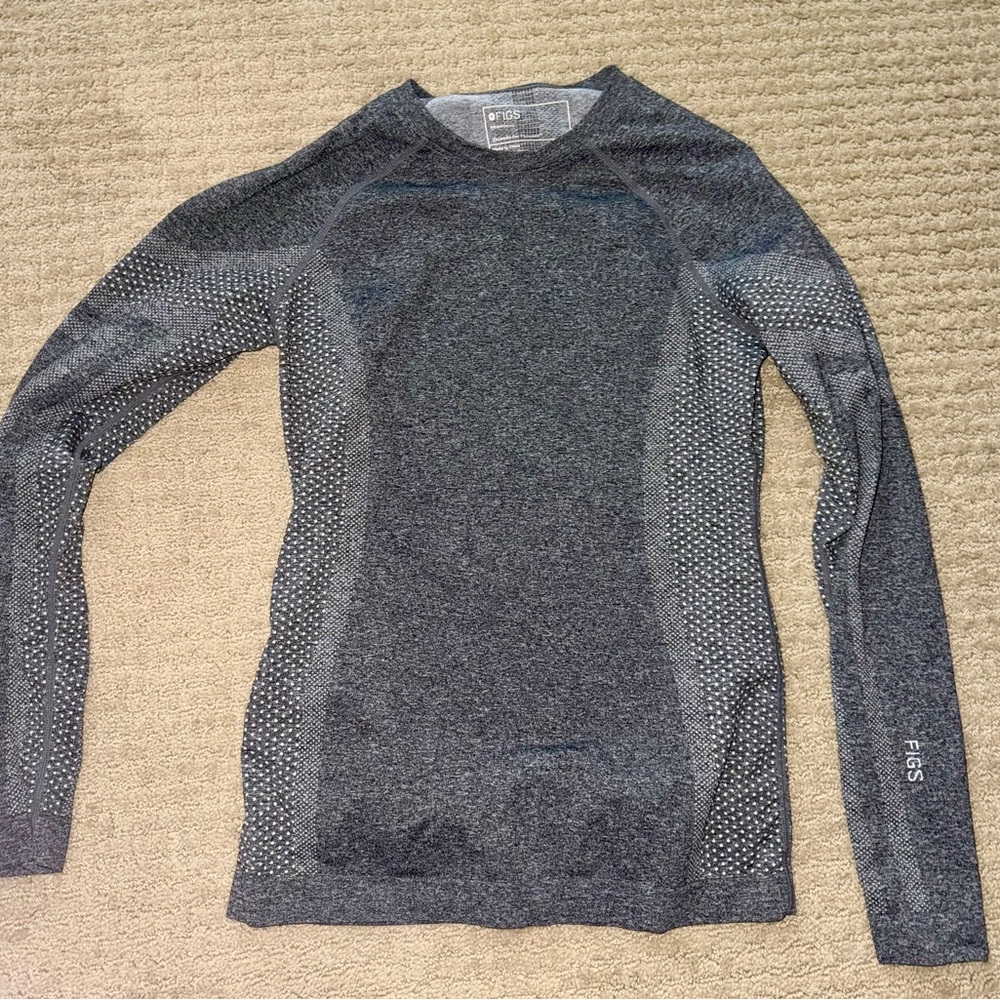 FIGS Women's Long Sleeve Crewneck Top in Heather Charcoal